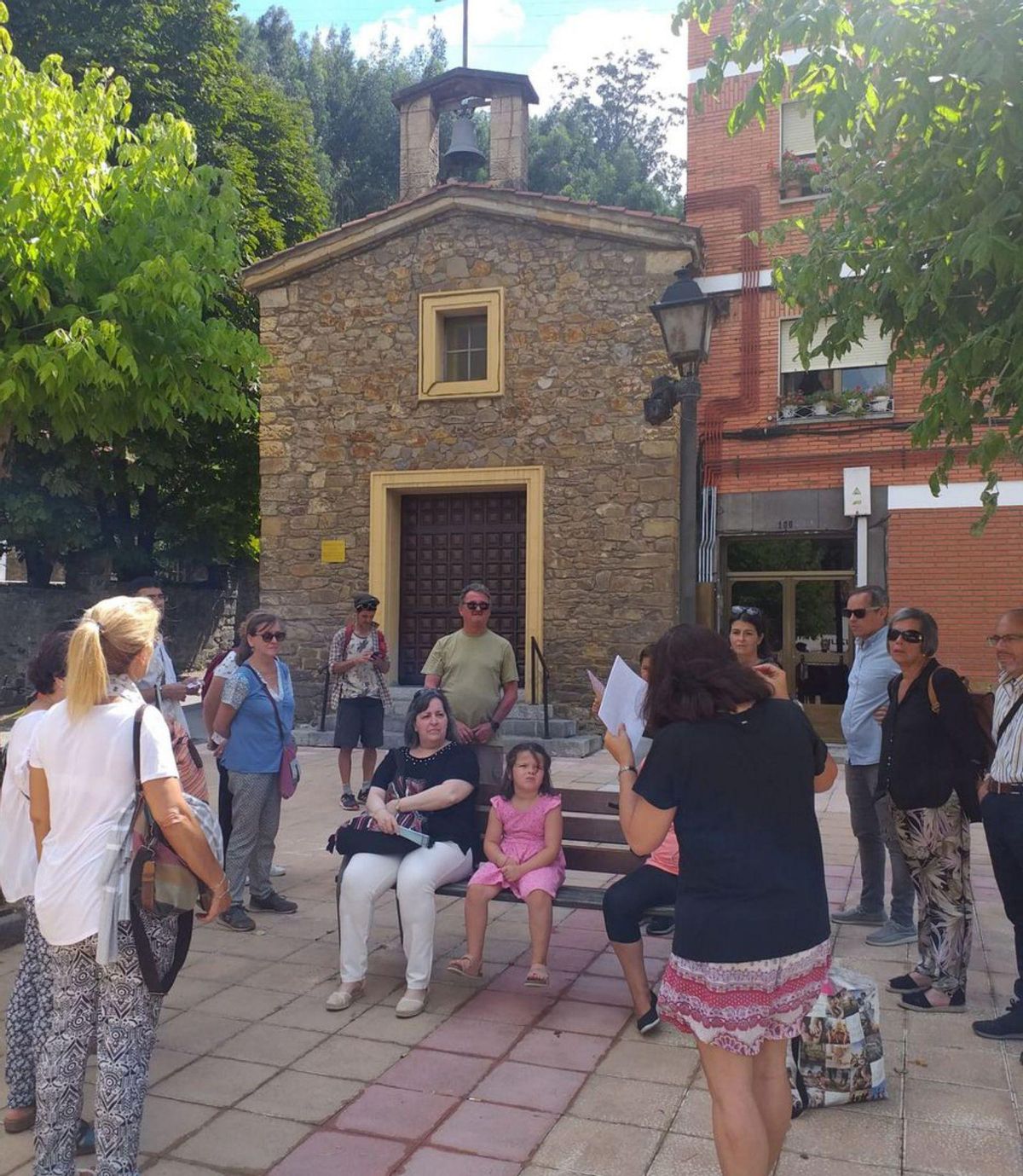 La comitiva, durante la parada en la plaza del Carmen.