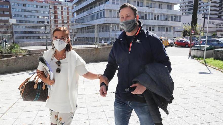 Juan Carlos Santórum, ayer, con su abogada Carmen Ventoso, antes de entrar en los juzgados de Vigo para entregarse / R. Grobas