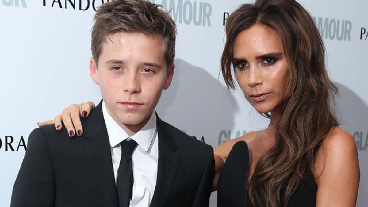 Victoria Beckham y su hijo Brooklyn, en una fiesta en Londres el pasado junio.