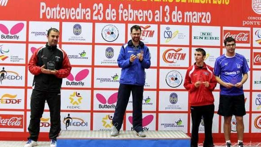 El cangués, en el tercer cajón de podio con la camiseta del Cinania.