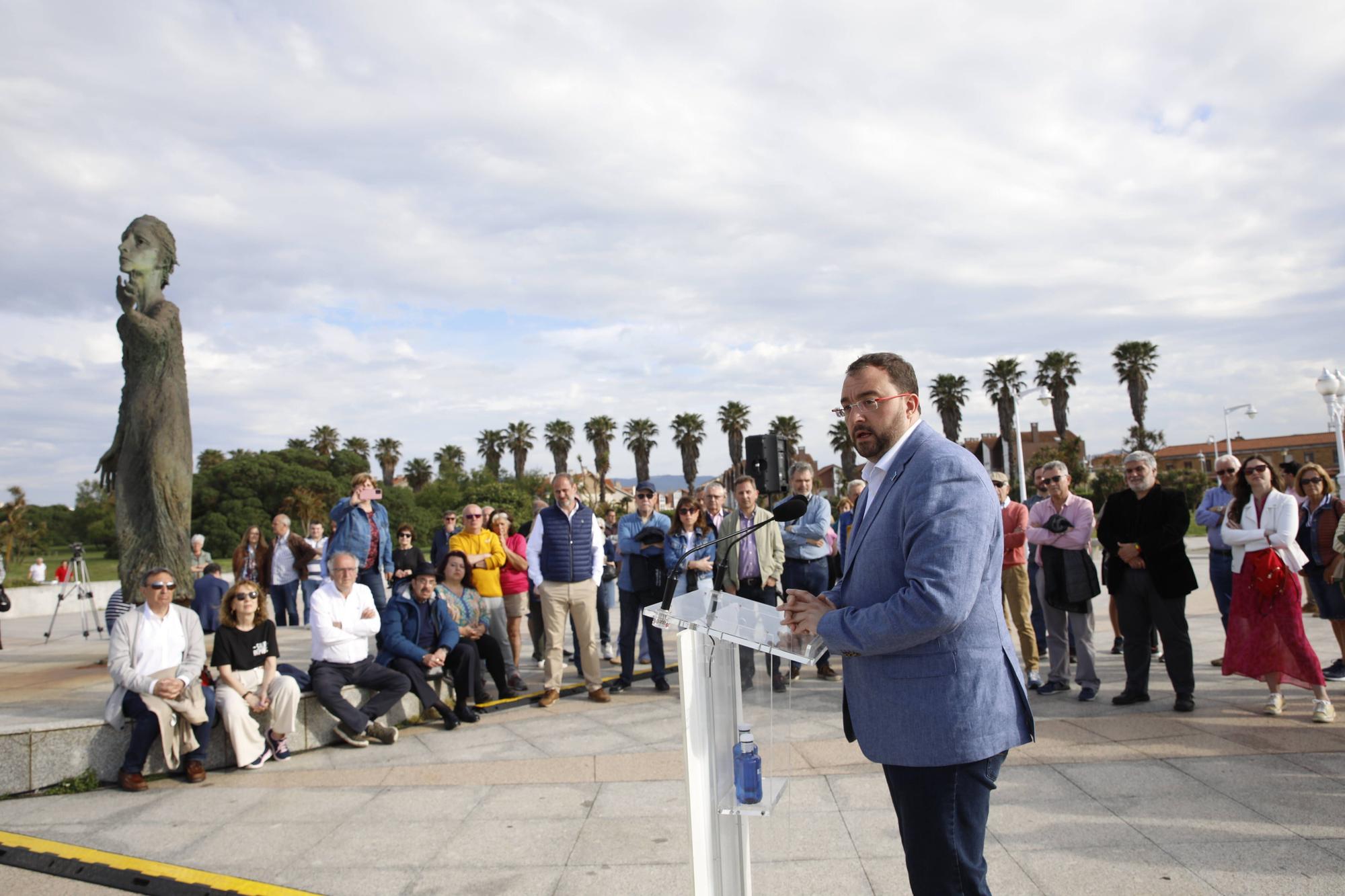 EN IMÁGENES:  Así fue el homenaje a los exiliados por la Guerra Civil y la posterior represión franquista organizado por los socialistas de Gijón junto a la estatua de "La Madre del Emigrante"