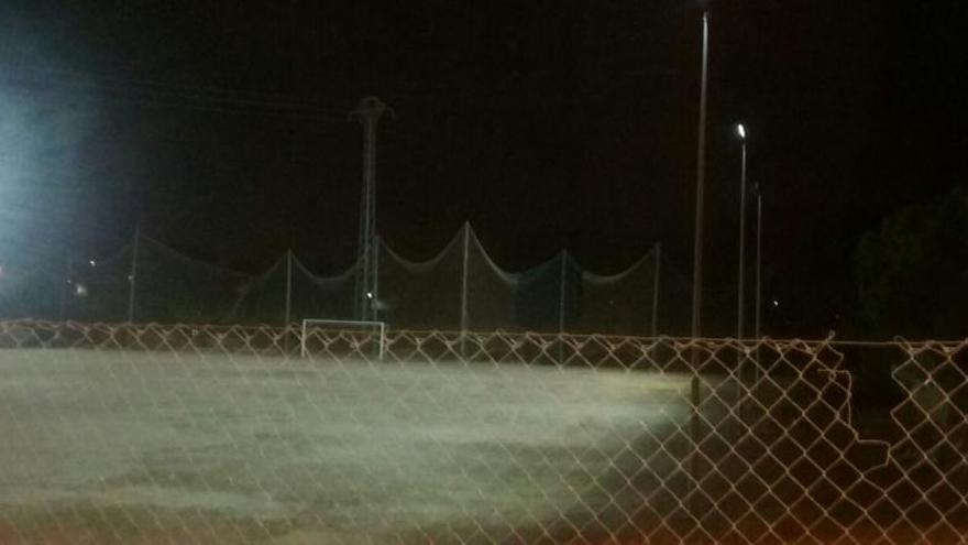 La foto del campo de fúbol facilitada por el PSOE de Orihuela y que asegura que consumo electricidad pública