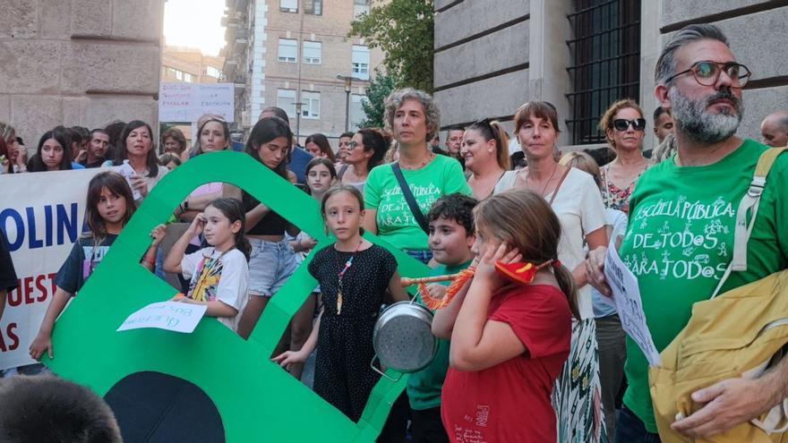 Alumnos, padres, madres yprofesores se concentraron ayer a las puertas de San Esteban.