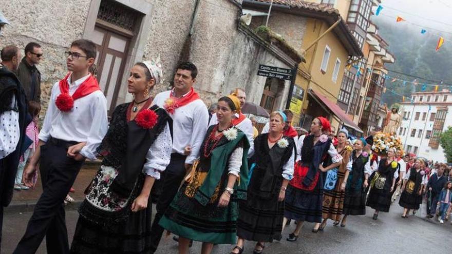 Un momento de la procesión en honor de San Juan ayer en Nueva.