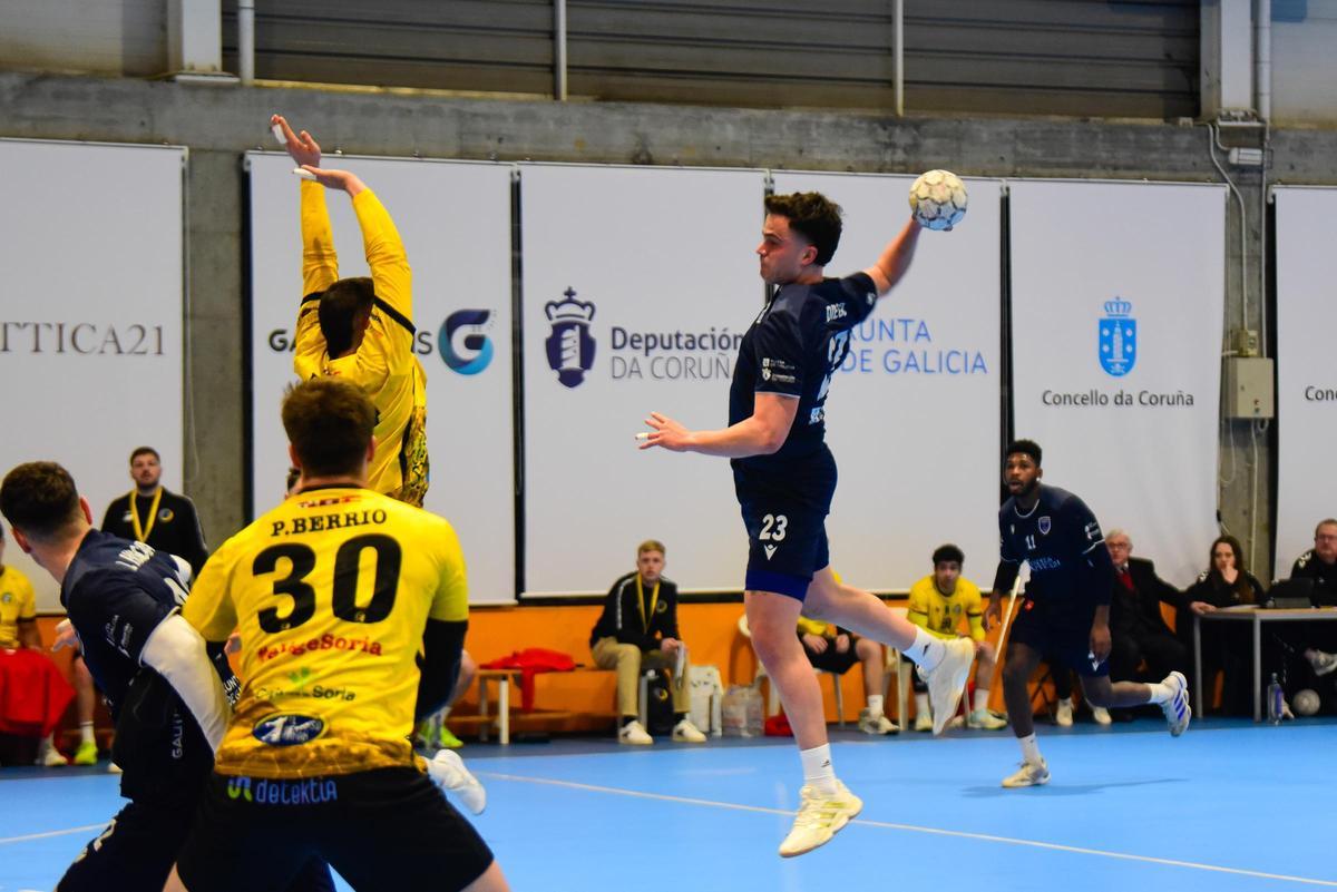 Diego Martínez realiza un lanzamiento en un partido del OAR.