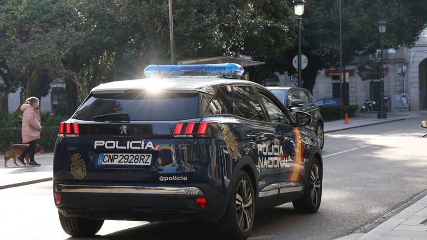 Disparan al aire para detener en Vigo a un hombre que amenazaba con una motosierra a su pareja y a los agentes