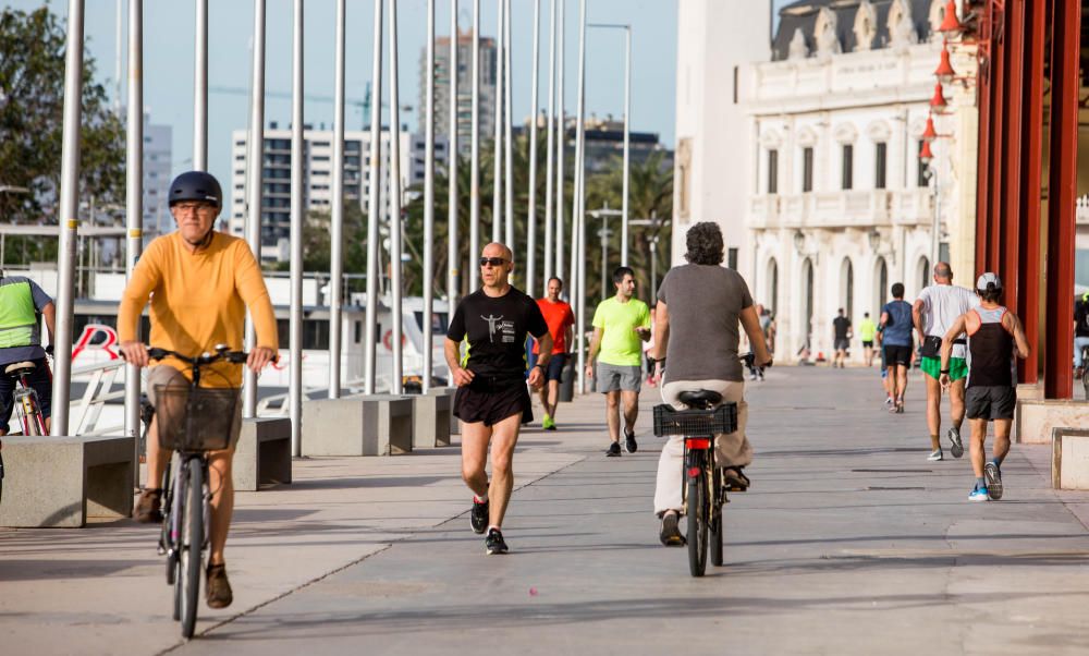 Deportistas en el Paseo Marítimo y en el Jardín del Turia de València