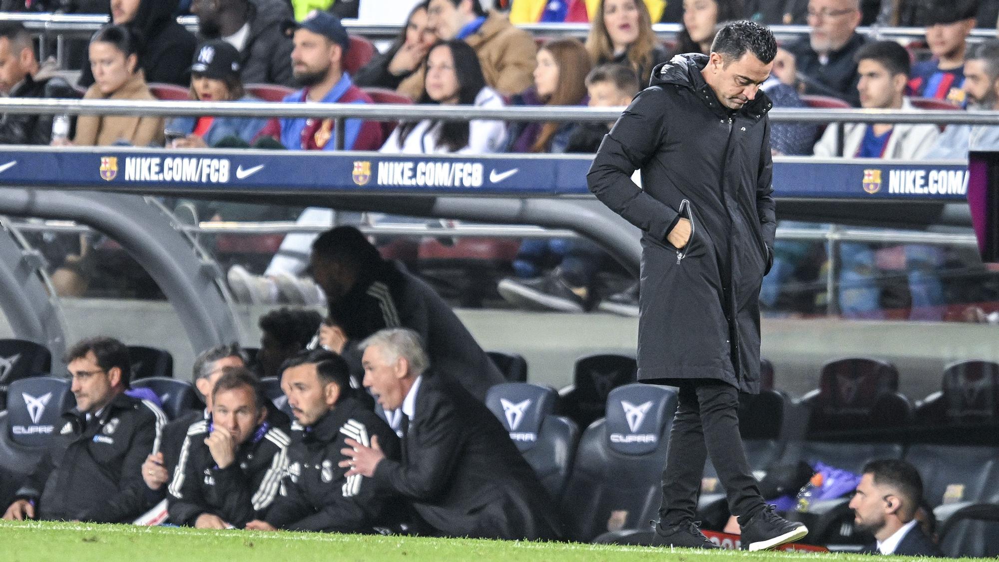 Xavi cabizbajo en la banda cuando el marcador ya era adverso durante el partido de vuelta de las semifinales de la Copa del Rey entre el Barça y el Real Madrid en el Spotify Camp Nou