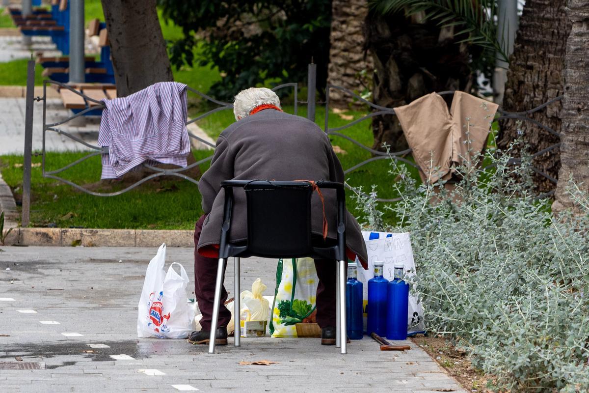 Una persona sin hogar, a escasos metros de Casa Mediterráneo, donde se reunieron los líderes europeos