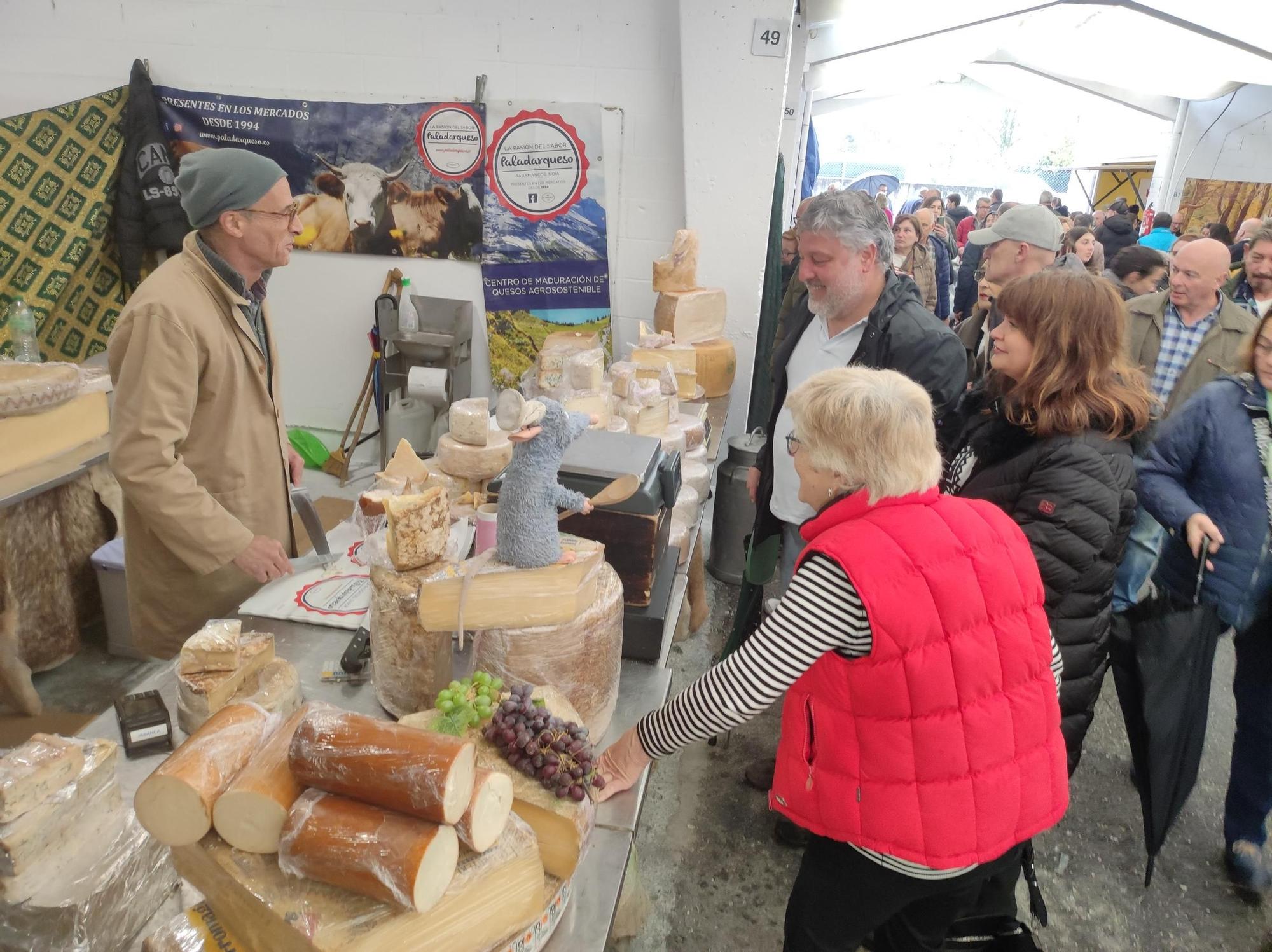 En imágenes: El chosco de Tineo y el queso cabrales se dan la mano en el broche de la 34.º Feria de Muestras de Tineo