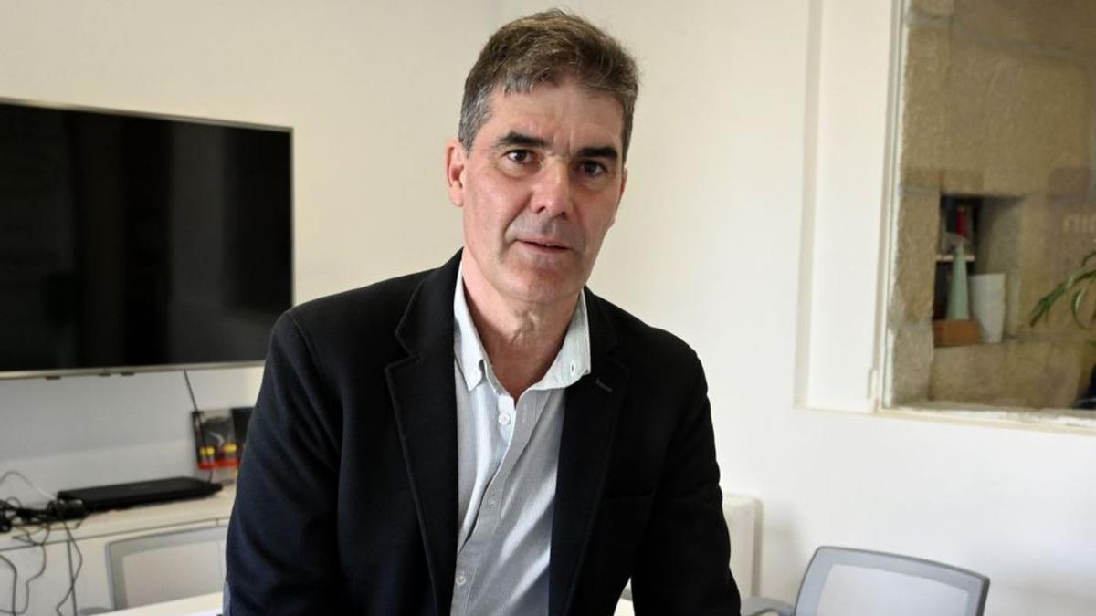 José Luis Corbacho, ayer en una oficina en Pontevedra. | R. Vázquez
