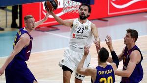 Llull entre a canasta rodeado de jugadores del Barça el pasado jueves en la Euroliga