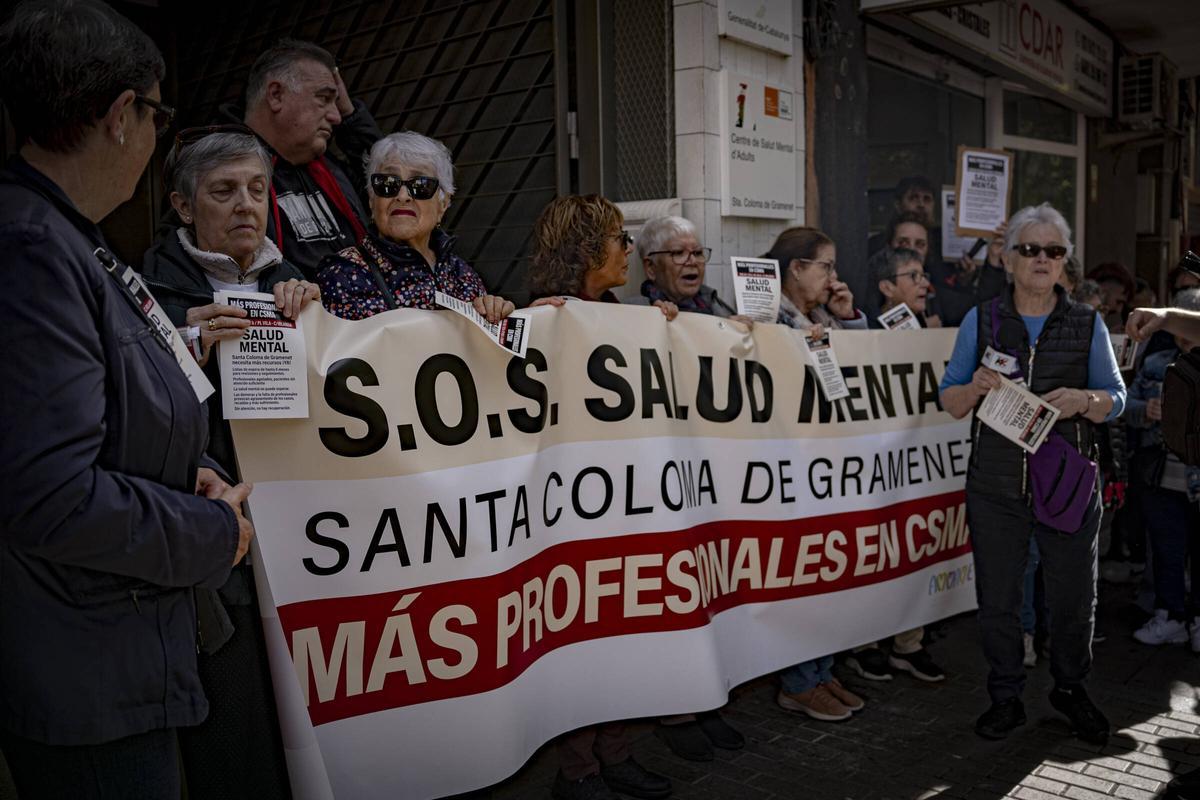 Protesta en Santa Coloma por las listas espera en salud mental