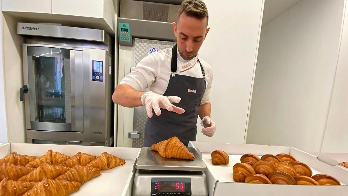 Pesaje de una de las piezas que aspiran a ser elegidas el mejor cruasán artesano de mantequilla de España 2025.