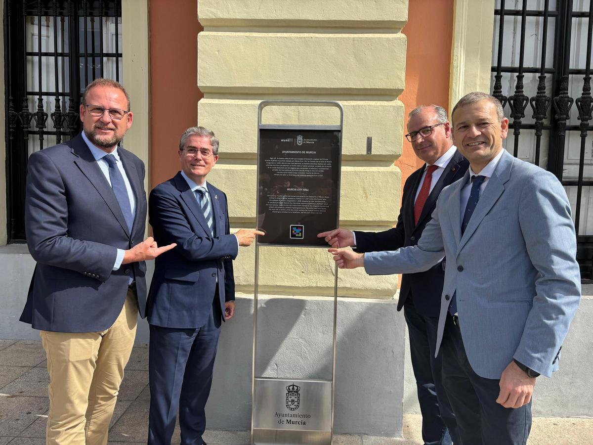 Miembros de la corporación municipal presentan el nuevo tótem turístico instalado en el Ayuntamiento de Murcia.