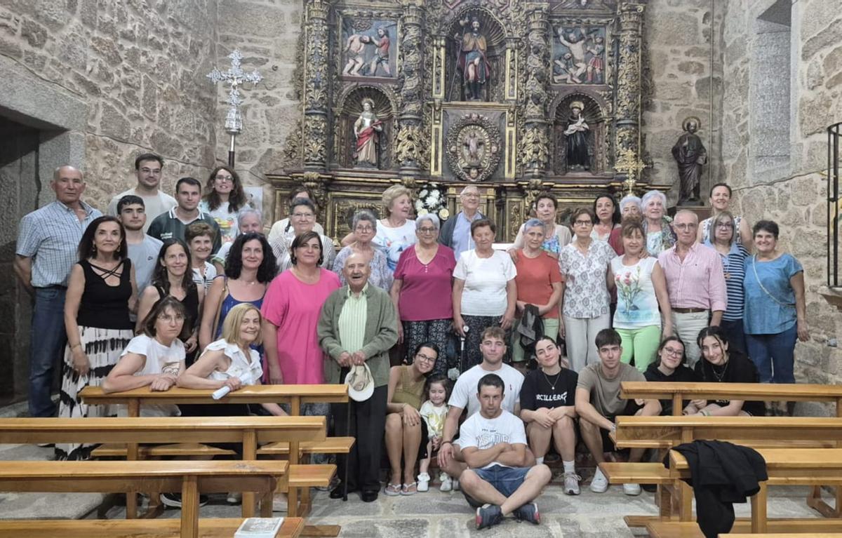 Pablo Cisneros con los feligreses que le homenajearon