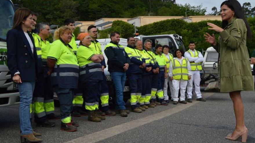La alcaldesa Nidia Arévalo (dcha.) con los trabajadores y trabajadoras.