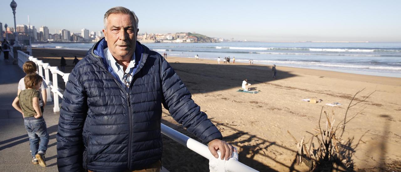 Alvaro Muñiz, en el paseo del Muro.