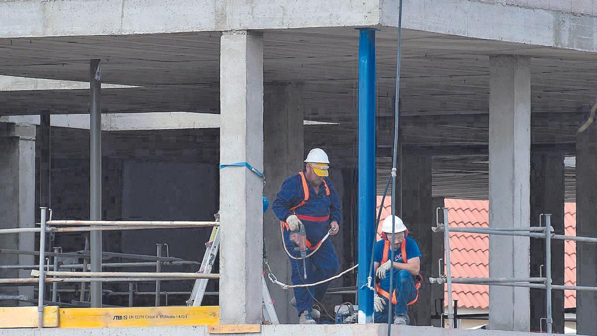 Dos trabajadores en una construcción en Canarias.