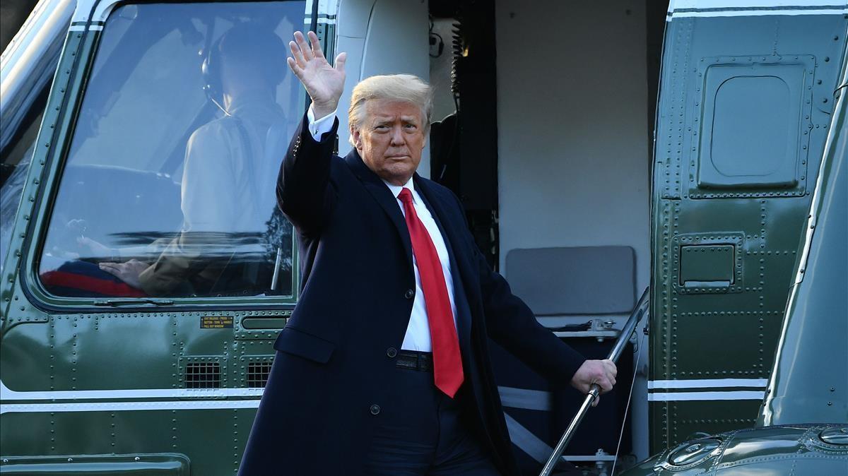El President Donald Trump se despide de la Casa Blanca en el momento de entrar en un helicóptero de la Marina.