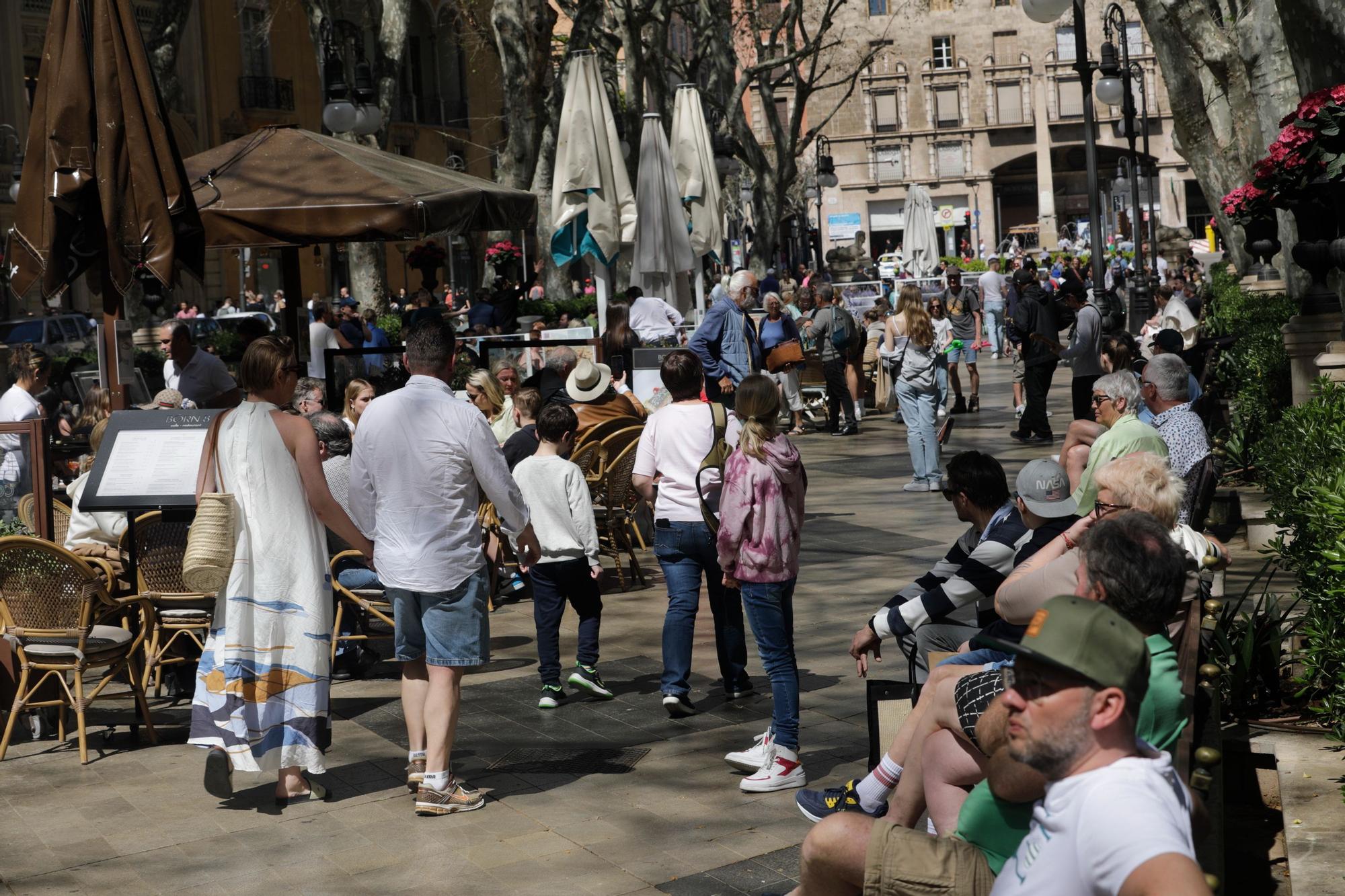 Mallorca empieza a rebosar: los turistas llenan las playas y también el centro de Palma