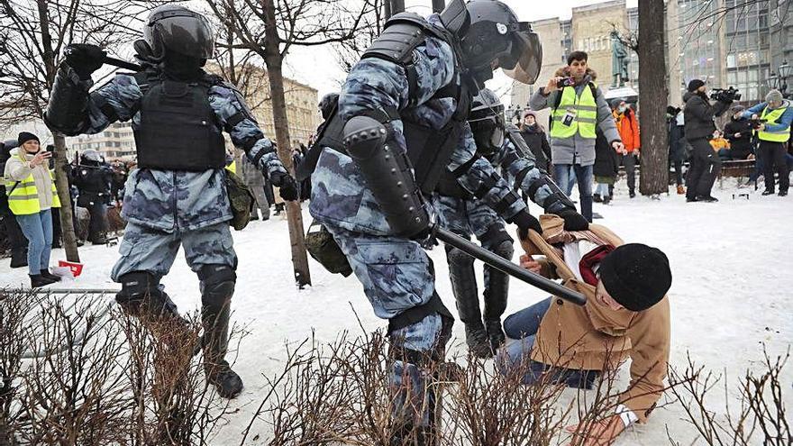 La policia carrega contra els manifestants a Moscou.