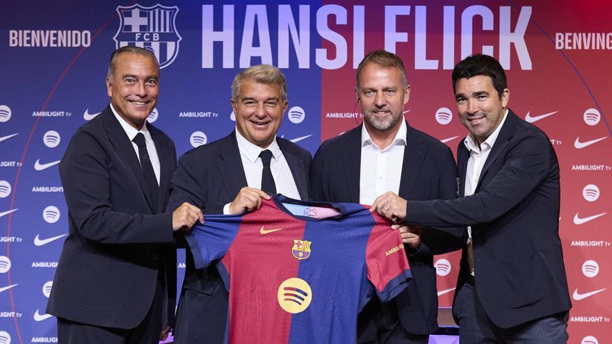 Rafael Yuste, Joan Laporta, Hansi Flick y Decoel 25 de julio de 2024 en la presnetación del técnico alemán