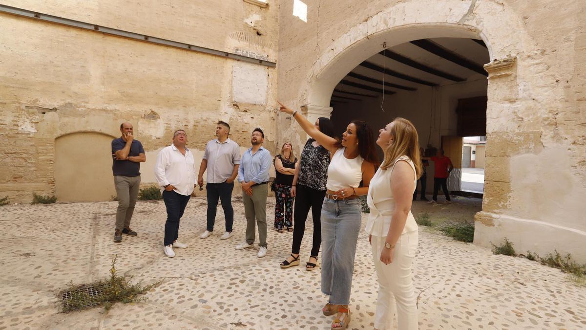 La alcaldesa de Benissuera enseña el interior del palacio a la vicepresidenta de la diputación, Natàlia Enguix.