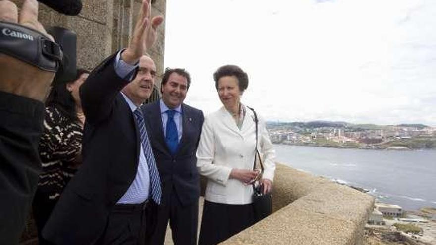 Ana de Inglaterra, en el alto del monumento coruñés.