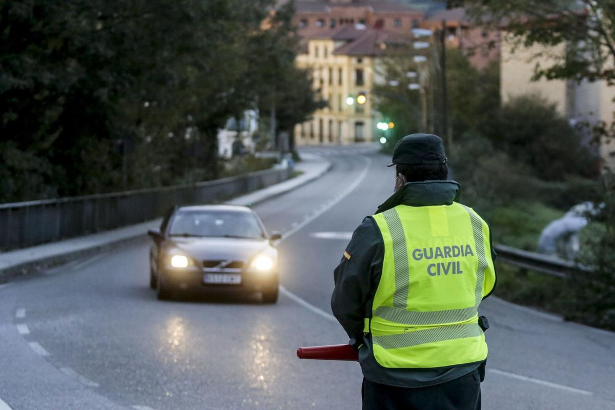 CONTROL DE LA GUARDIA CIVIL EN LA SALIDA DE OVIEDO HACIA SAN ESTEBAN DE LAS CRUCES A LA ALTURA DEL DESVIO HACIA LA MANJOYA. CONTROL DE TRAFICO