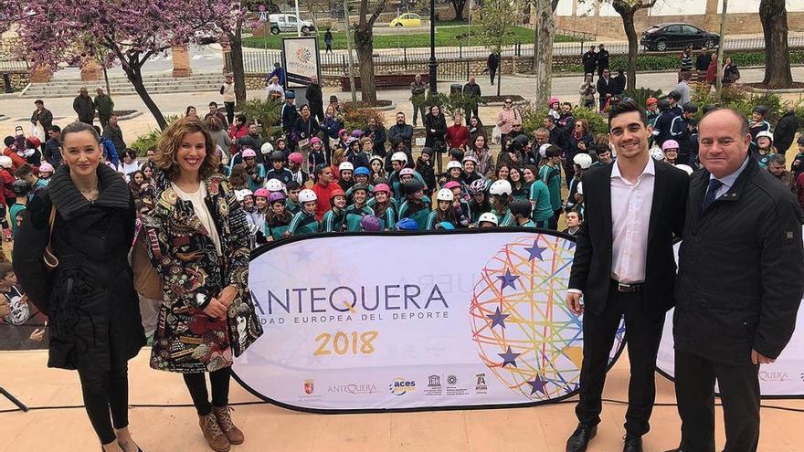 El patinador doble campeón del mundo Javier Fernández posa ayer con las autoridades en Antequera, Ciudad Europea del Deporte 2018.
