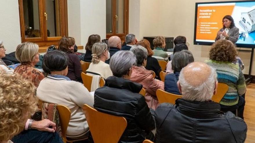 Una sesión impartida por el Colegio de Economistas.| Cedida a Lne