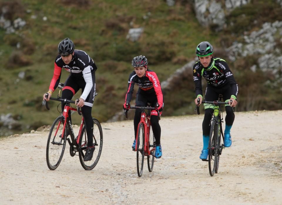 Subida de reconocimiento al final de la etapa de la Vuelta a España en Nava