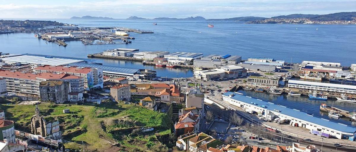 Estado del Barrio do Cura, con la fachada de la iglesia a la izquierda y el puerto al fondo