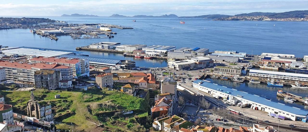 Estado del Barrio do Cura, con la fachada de la iglesia a la izquierda y el puerto al fondo