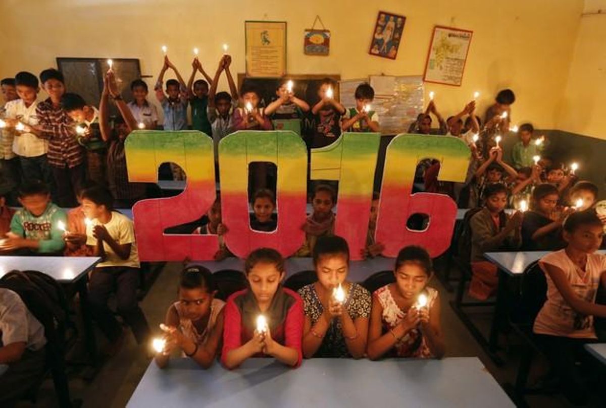 Uns escolars ofereixen oracions per la pau mundial el 2016 a Ahmadabad, Índia.