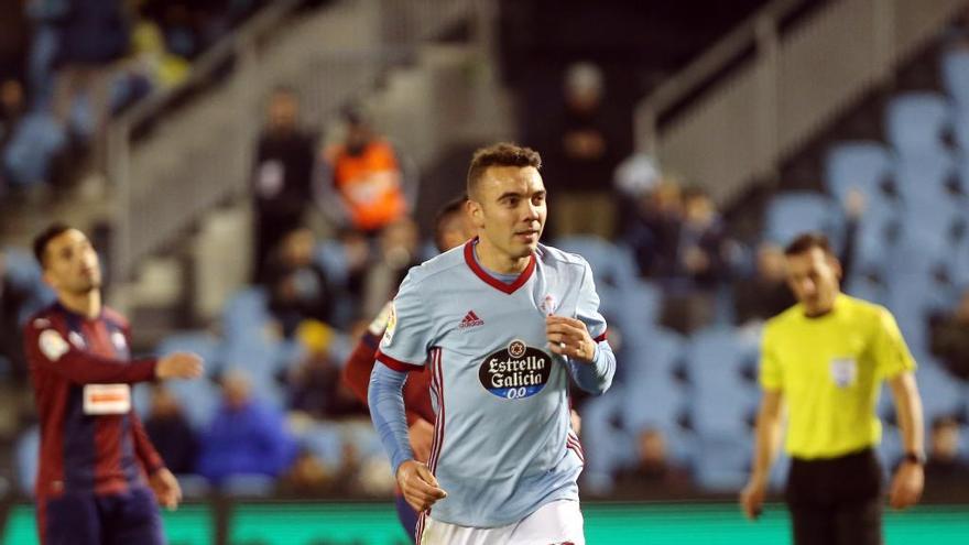 Iago Aspas se señala el escudo tras marcar en la eliminatoria ante el Eibar. // M.G. Brea