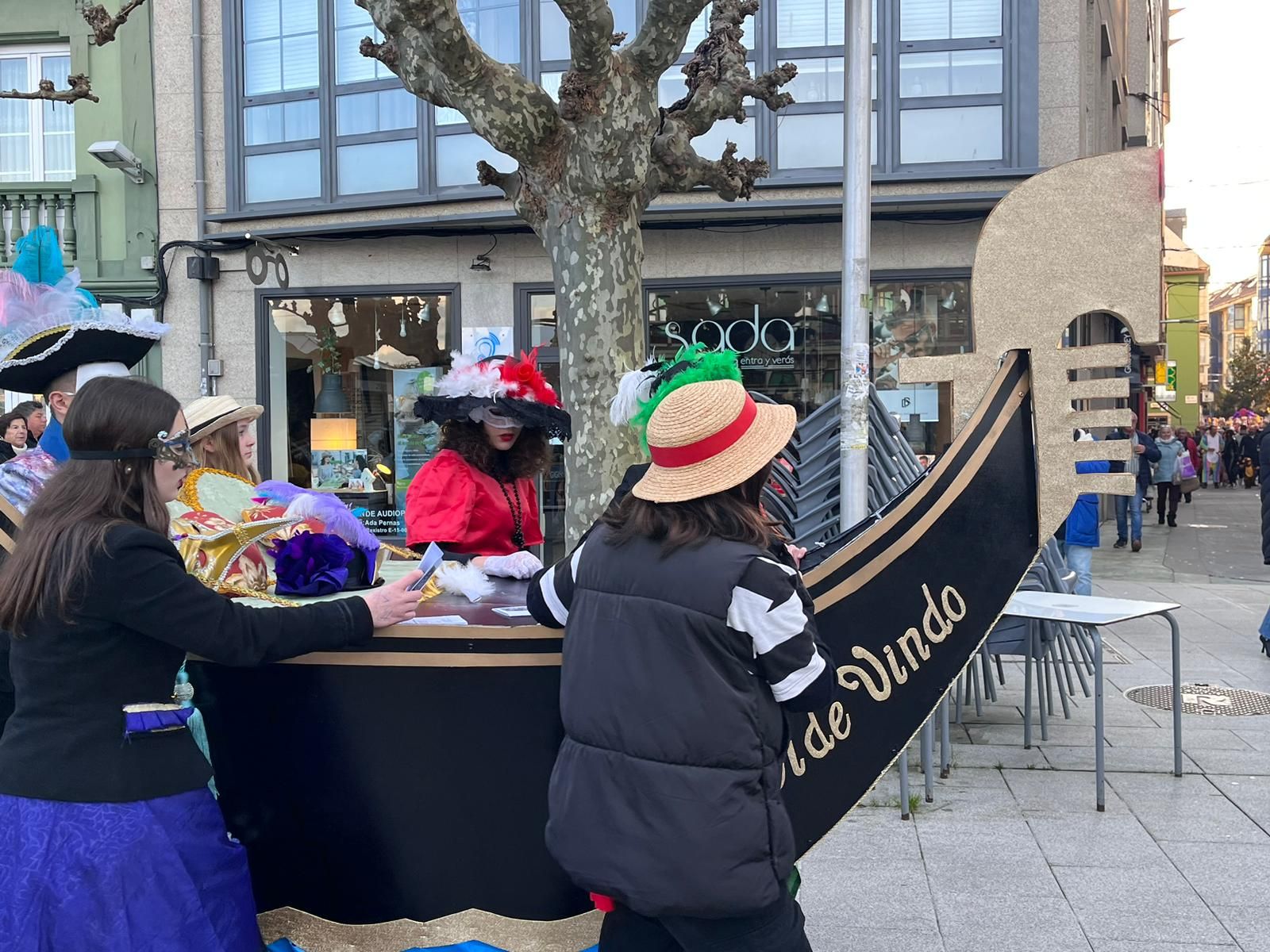 Carnaval 2023: Las comparsas llenan de color el centro de Sada