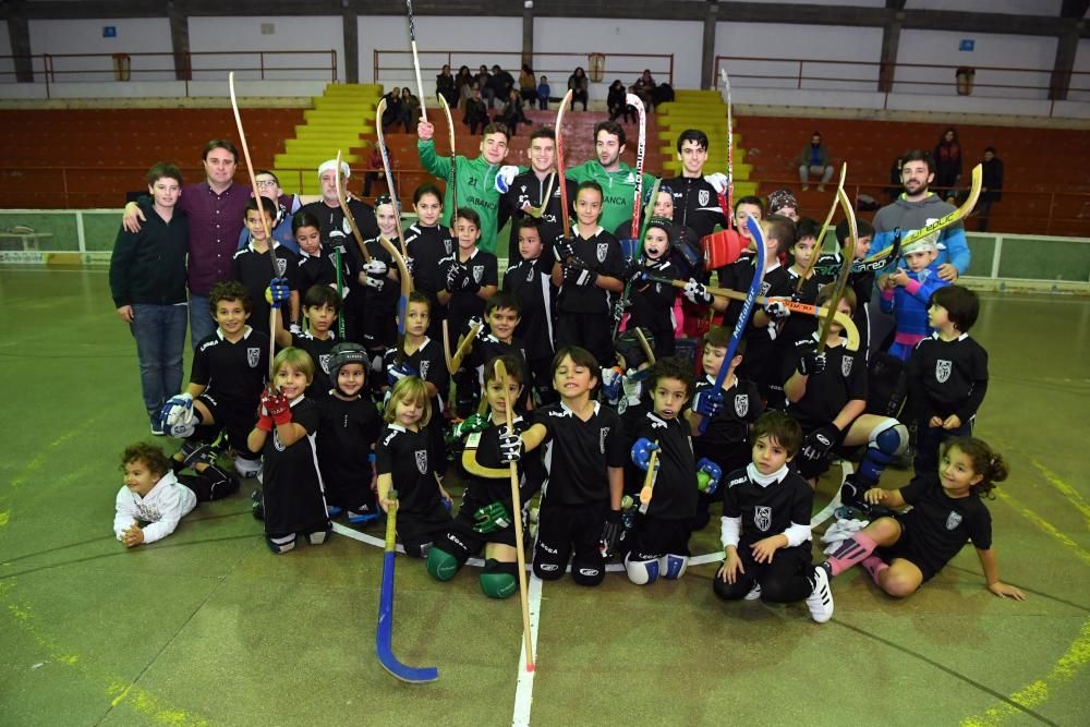 David Torres, con los niños del Hockey Club Riazor