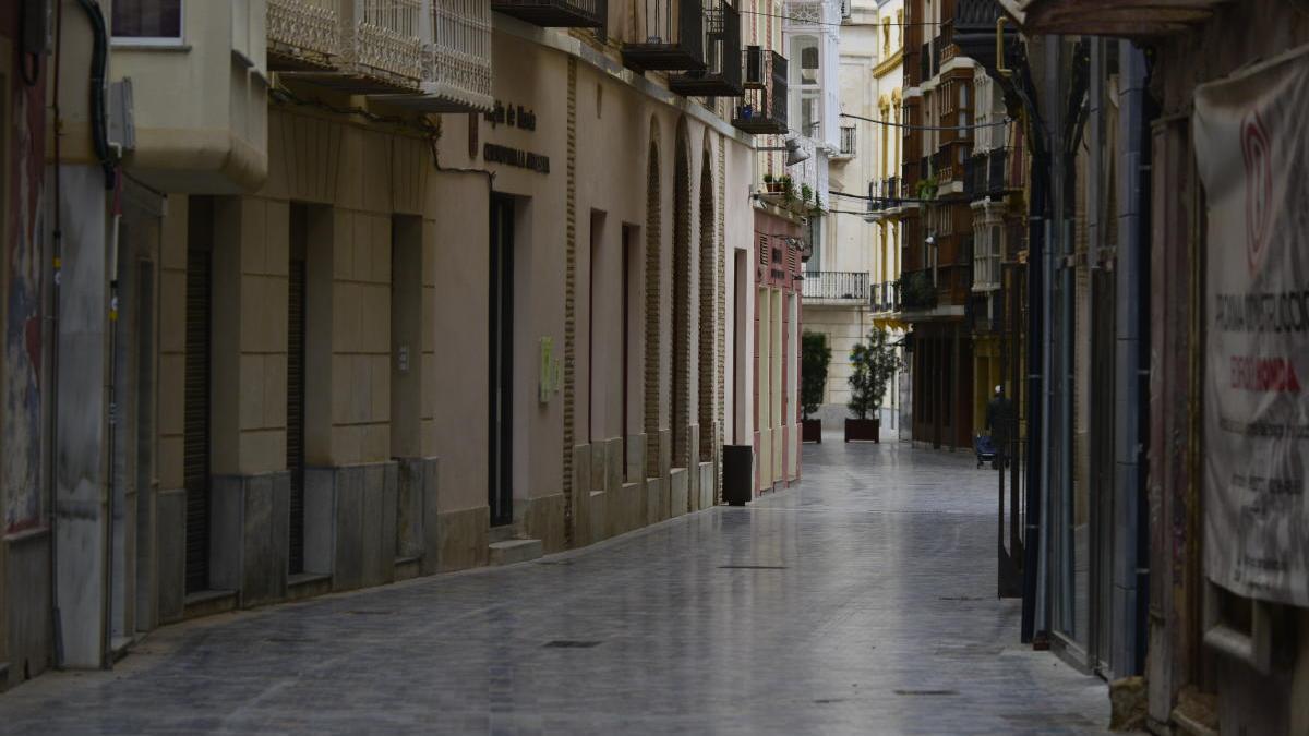 Calle de Cartagena completamente desierta, este viernes.