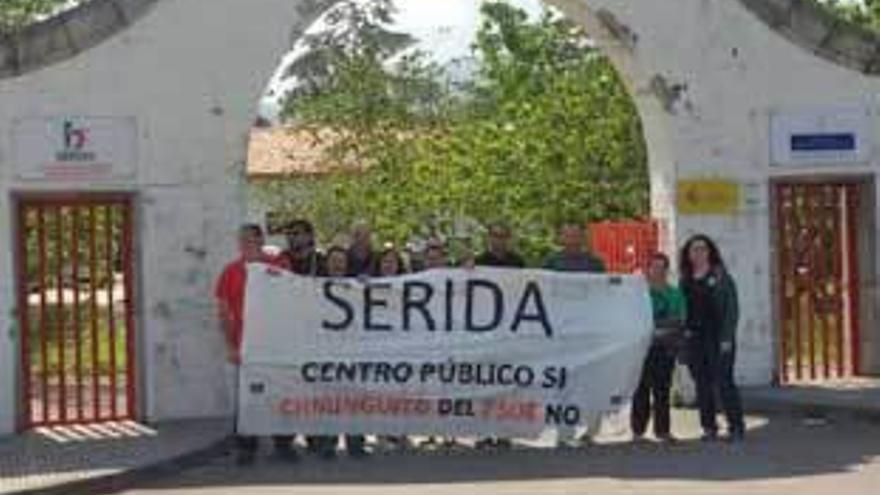 Representantes de los trabajadores, ayer, protestando en el Serida.