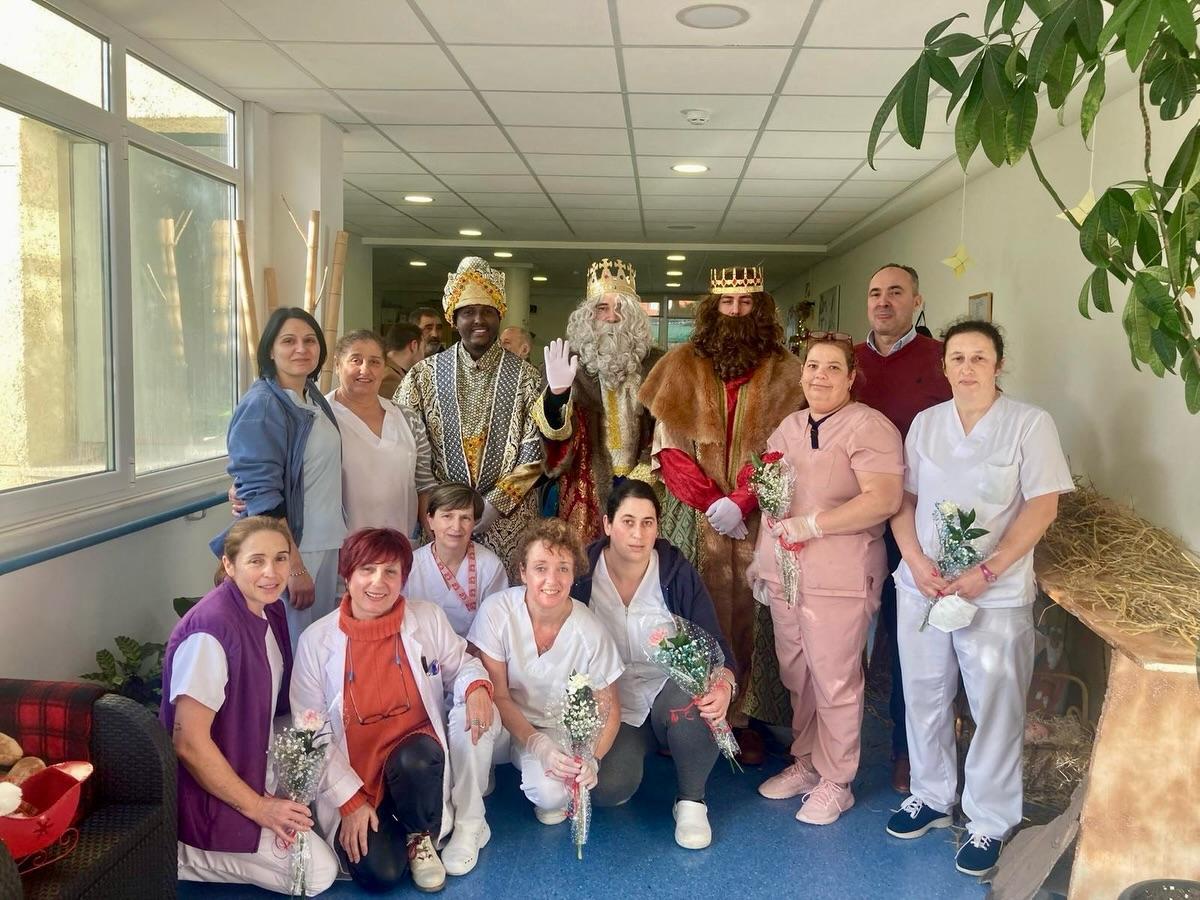 En Val do Dubra, los Reyes Magos regalaron claveles a los usuarios y trabajadores de la residencia.