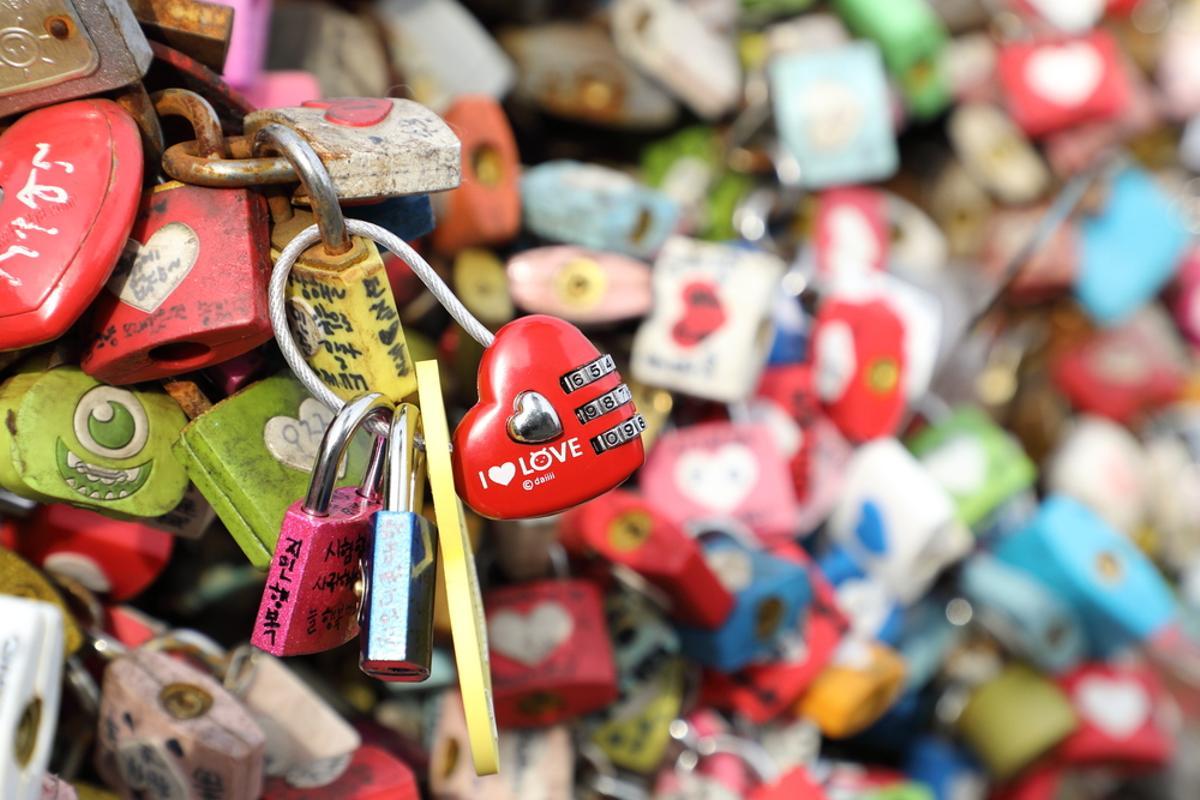 Los padres tienen un papel clave para educar contra las relaciones dependientes.