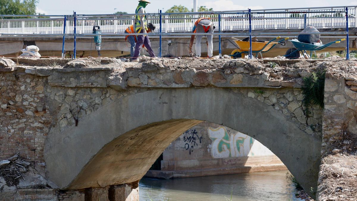 Tareas de reconstrucción del Pont Vell de Riba-roja.