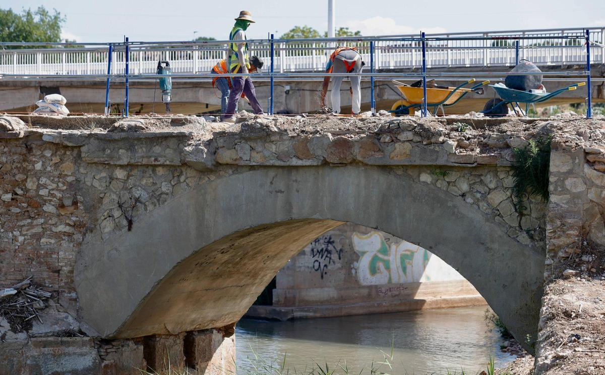 Tareas de reconstrucción del Pont Vell de Riba-roja