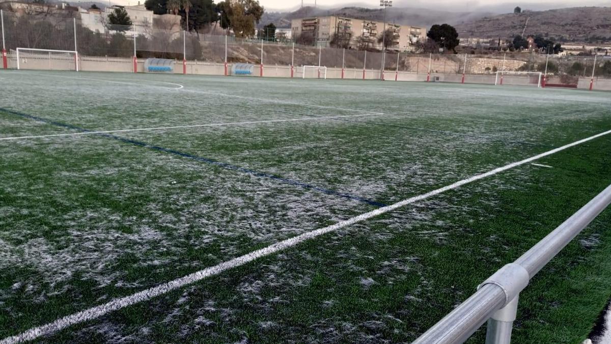 Los campos de fútbol de la Sismat de Elda cubiertos por un fino manto de hielo en la mañana de este martes.