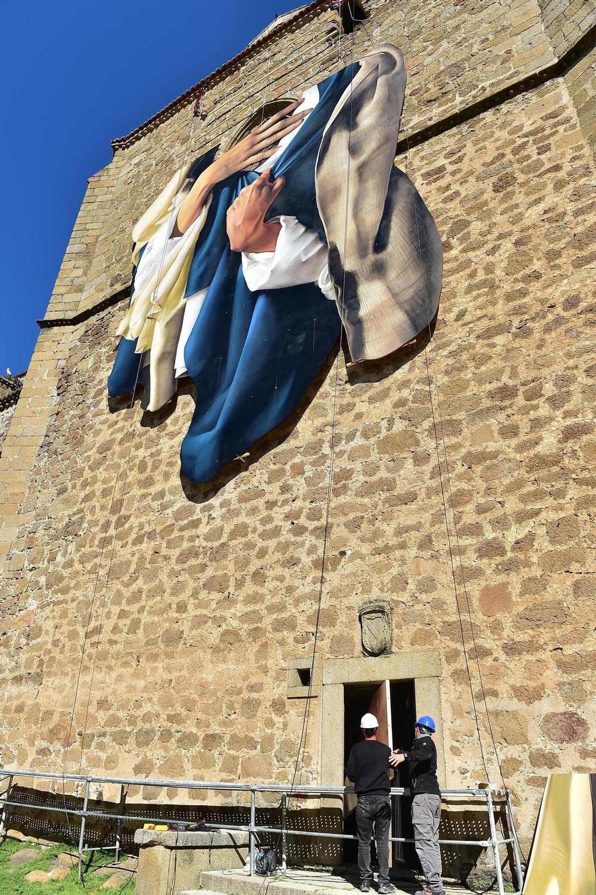 Fotogalería | Las imágenes del nuevo mural de Brea para la Semana Santa de Plasencia