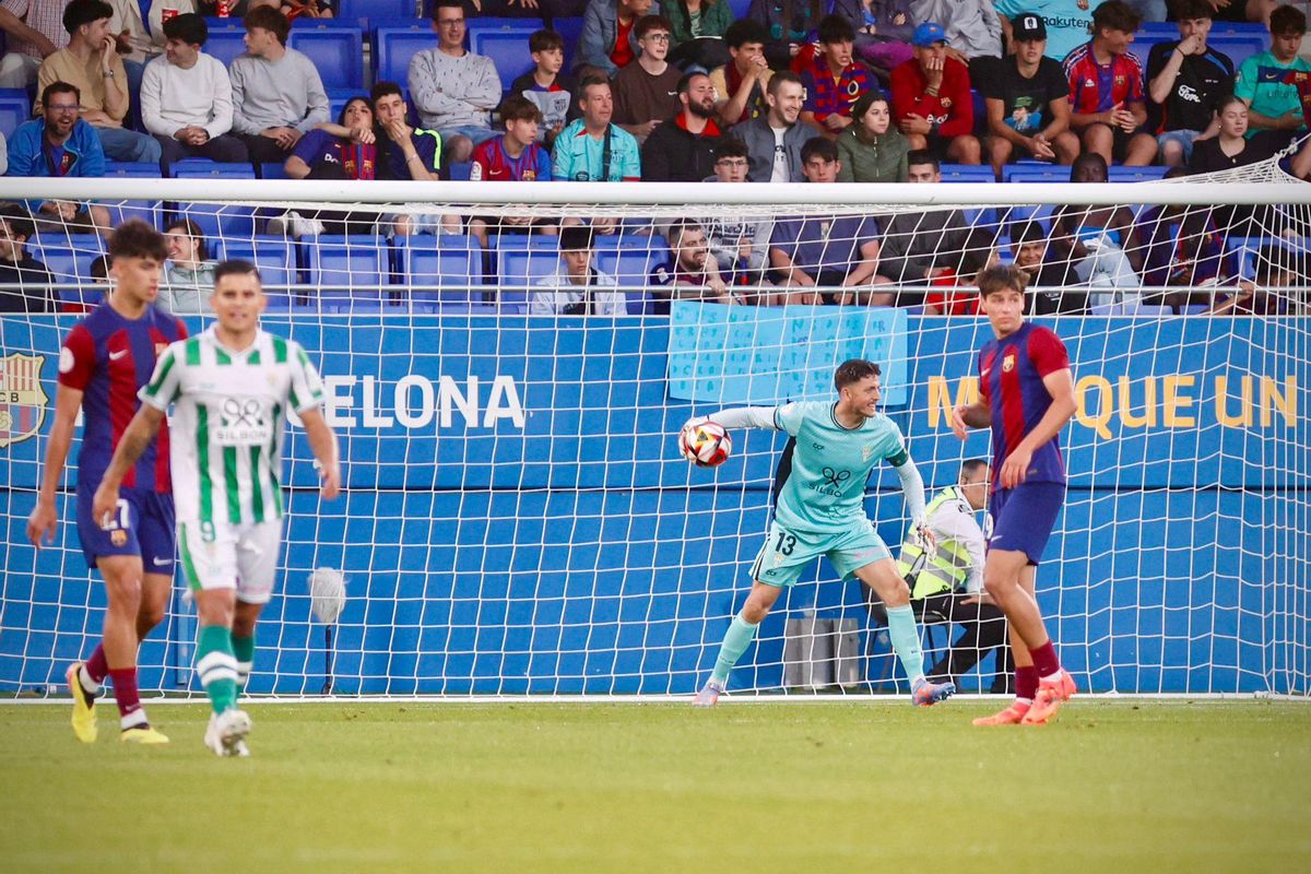 Carlos Marín saca de puerta durante el encuentro entre el Córdoba CF y el Barcelona Atlétic.