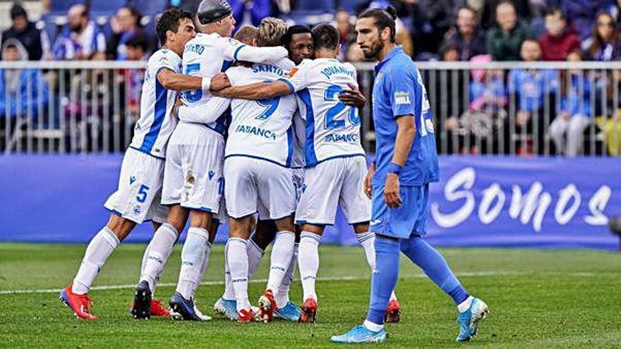 Los futbolistas del Deportivo celebran el gol de Koné el pasado sábado en Fuenlabrada.