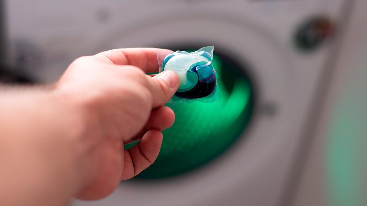 CÁPSULA LAVAPLATOS EN EL VÁTER  Echar unas pastilla de lavavajillas en el  váter: la cómoda solución que no dejarás de repetir